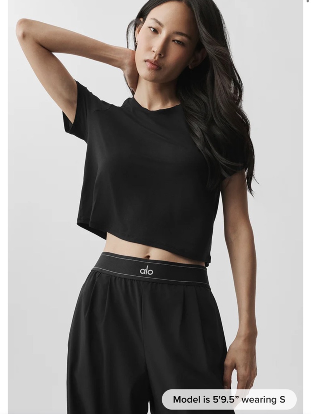 Alo Cropped All Day Short Sleeve - Picture 2 of 7